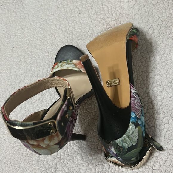 Catherine Malandrino high heel floral print ankle strap golden hardware sandals - Picture 4 of 6